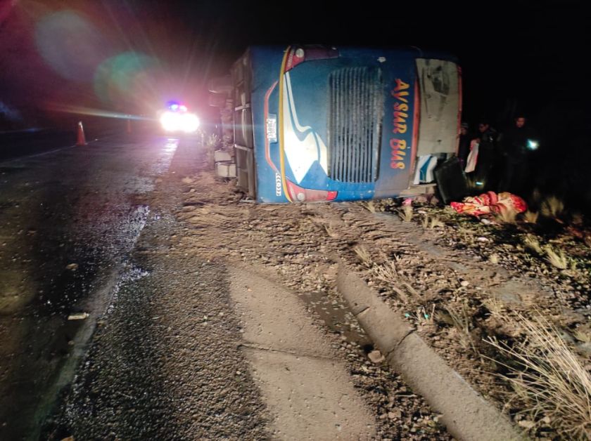Fallecen tres personas debido a un accidente de bus en cercanías de Camargo