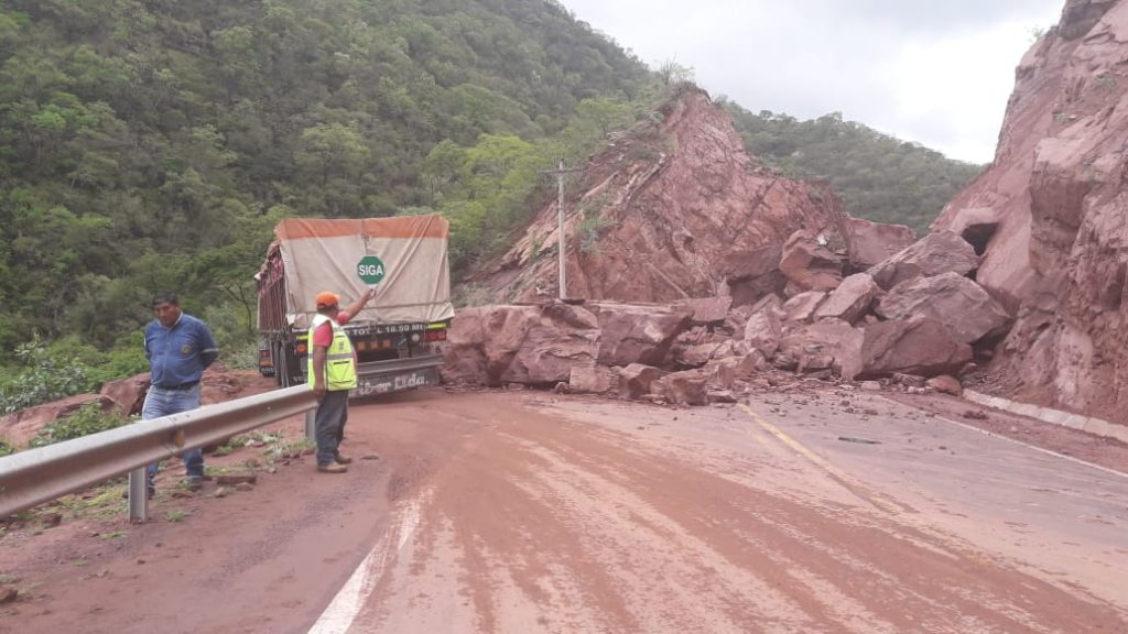 Tras derrumbes, se mejora la ruta hacia Tarija