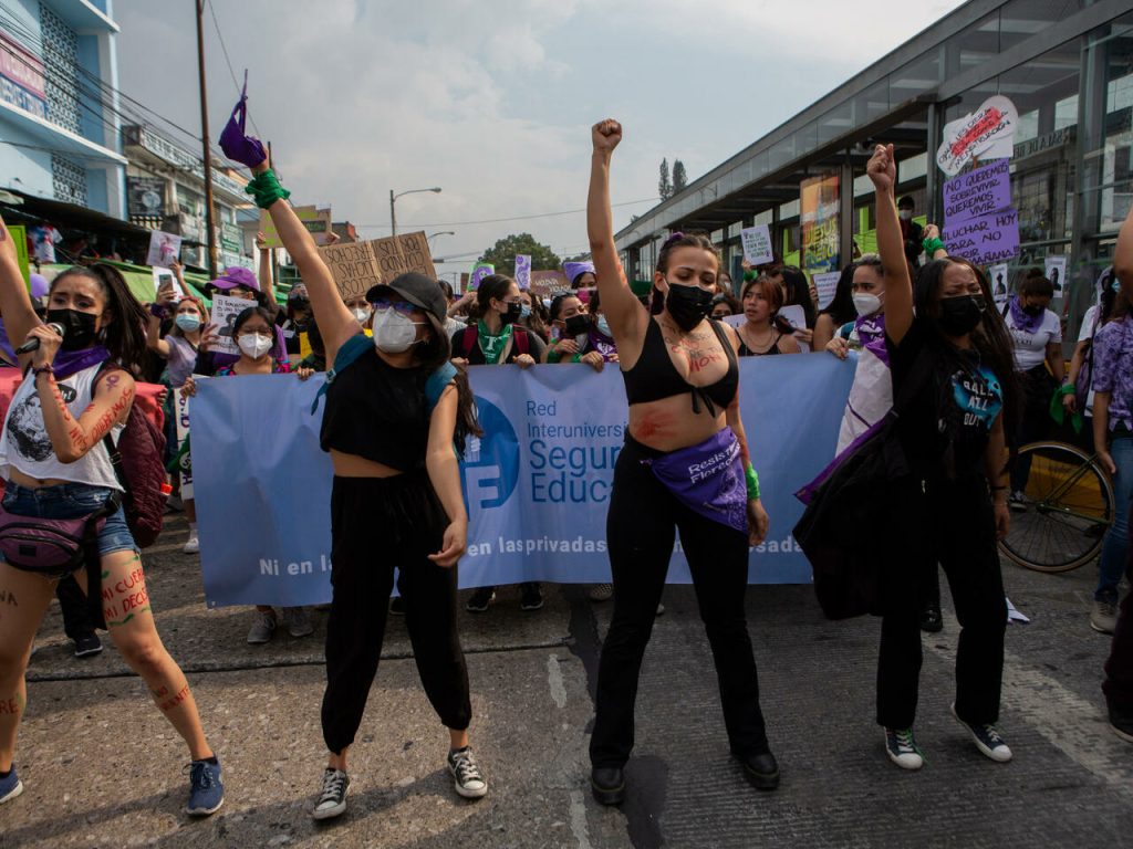 En Guatemala restringen derechos de la mujer y de homosexuales