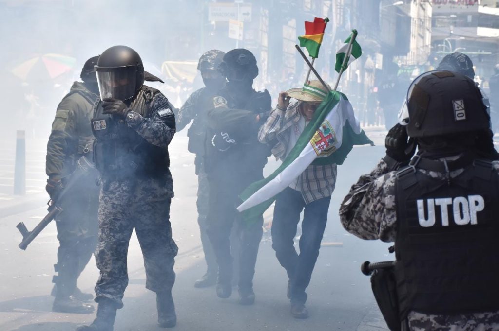 Policía gasifica a maestros que protestan en La Paz por más ítems
