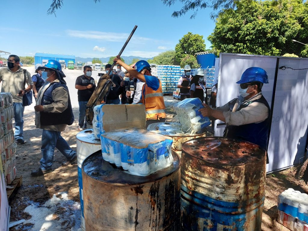 Al menos 58 toneladas de bebidas comisadas en Carnaval son destruidas en Yacuiba