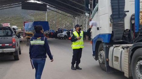 Cientos de camiones pasan por el Desaguadero