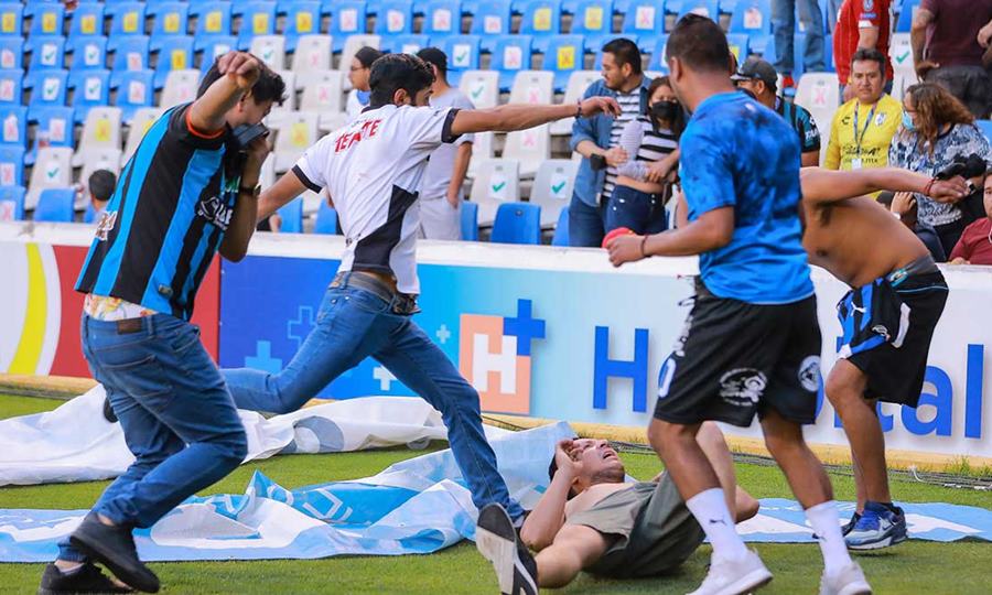 Reportan 17 fallecidos y 22 personas lesionadas tras enfrentamiento campal en un estadio de México