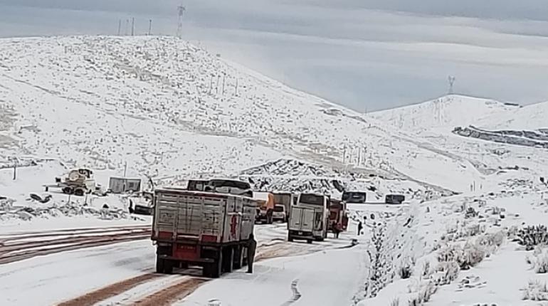 Carretera Oruro Cochabamba cerrada por intensas nevadas