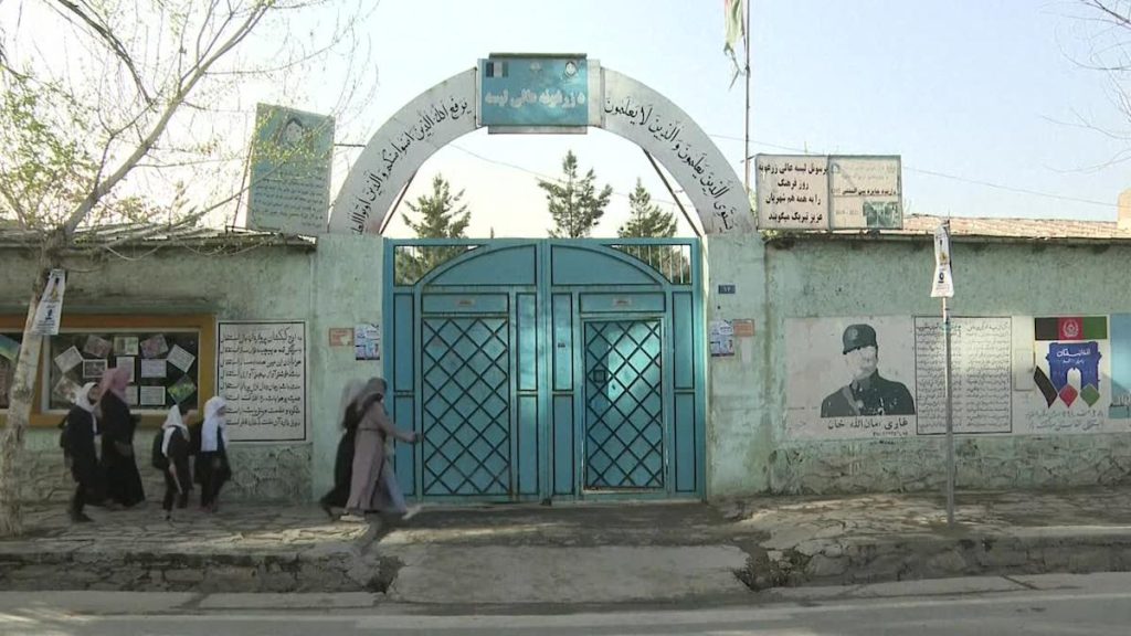 Talibanes cierran nuevamente colegios para las jóvenes afganas