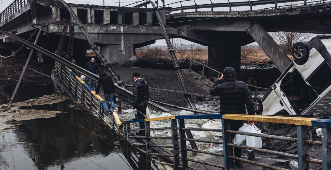 Ucrania destruye un puente para evitar avance de los rusos