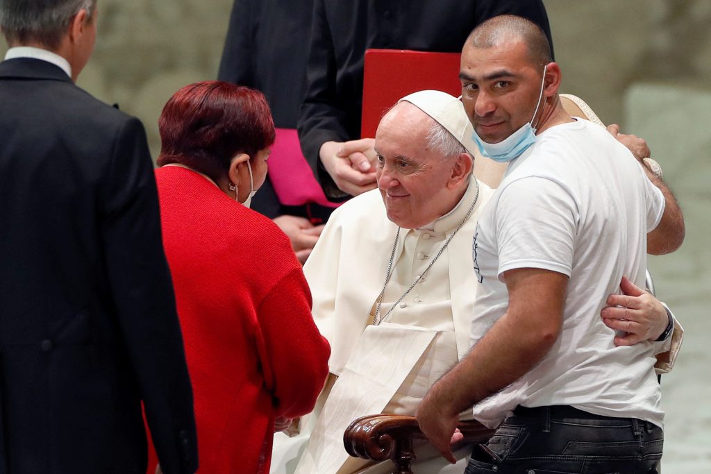 El Papa Francisco no pudo pararse para dar la bendición