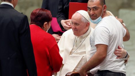 El Papa Francisco no pudo pararse para dar la bendición