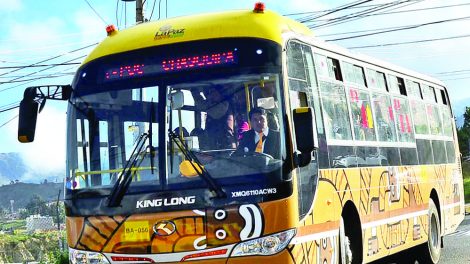 Arias recibe en Patacamaya los buses PumaKataris