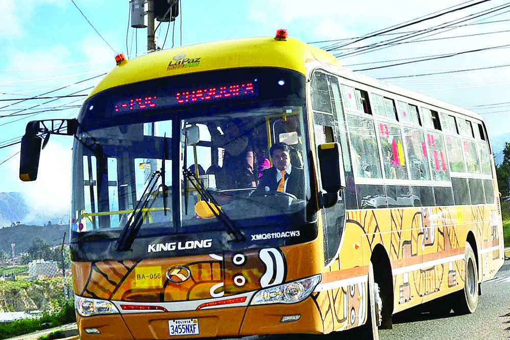 Arias recibe en Patacamaya los buses PumaKataris