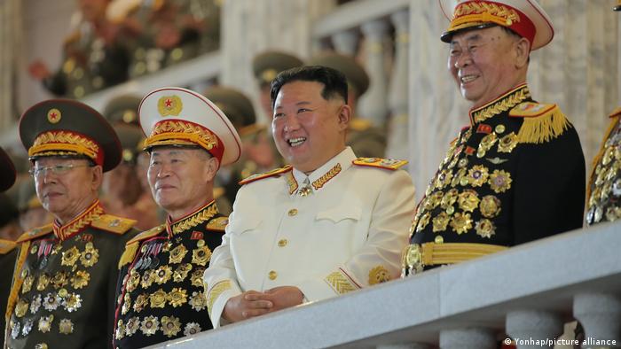 Kim Jong Un alardea de sus misiles ICBM y promete fortalecer sus armas nucleares