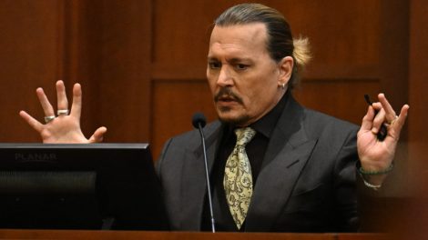 Johnny Depp sube al estrado para testificar por primera vez en el juicio contra Amber Heard