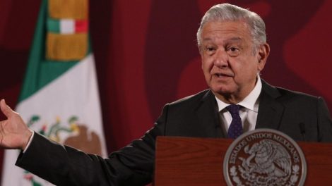 Presidente de México acusa al INE de hacer "trampa"