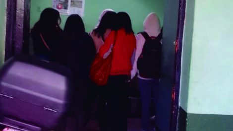 Policía arresta a 13 activistas tras protesta por una presunta agresión sexual en un colegio de la Paz