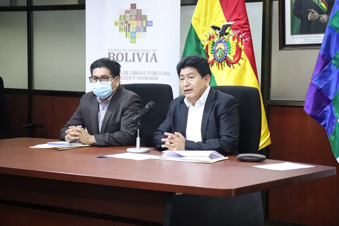 Gobierno insta al diálogo al sector de transporte internacional que bloquea en La Paz