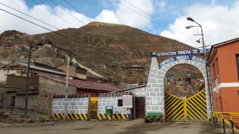 Al menos un herido durante enfrentamientos entre “jucus” y mineros en Huanuni