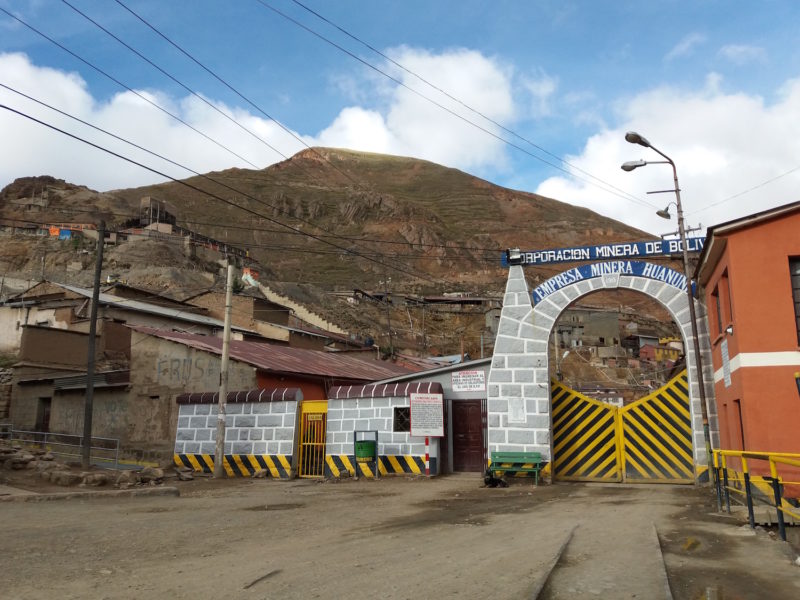 Al menos un herido durante enfrentamientos entre “jucus” y mineros en Huanuni