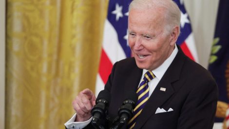 Biden propone transferir a Ucrania los bienes confiscados a los oligarcas rusos tras la invasión