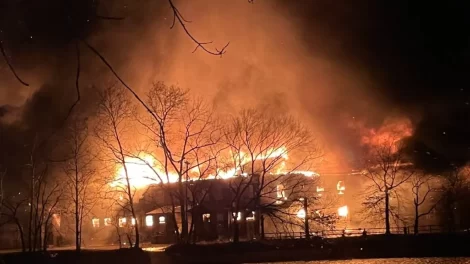 Instan a vecinos mantener ventanas cerradas tras incendio de planta de química en Nueva Jersey