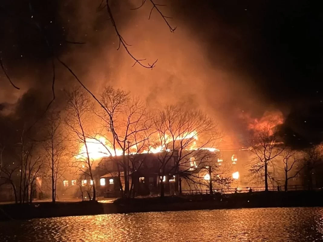 Instan a vecinos mantener ventanas cerradas tras incendio de planta de química en Nueva Jersey