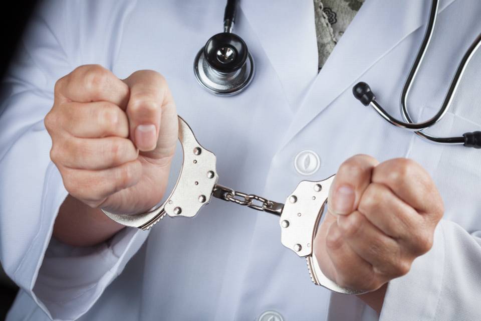 Médico y enfermera son enviados a la cárcel por mala administración de penicilina