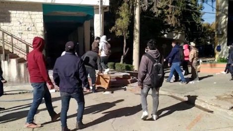 Confrontaciones entre estudiantes de la UMSS en Cochabamba durante elección