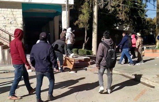 Confrontaciones entre estudiantes de la UMSS en Cochabamba durante elección