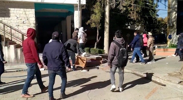 Confrontaciones entre estudiantes de la UMSS en Cochabamba durante elección