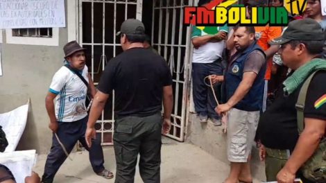 Chicotean a dos policías por pedir dinero para atender una denuncia