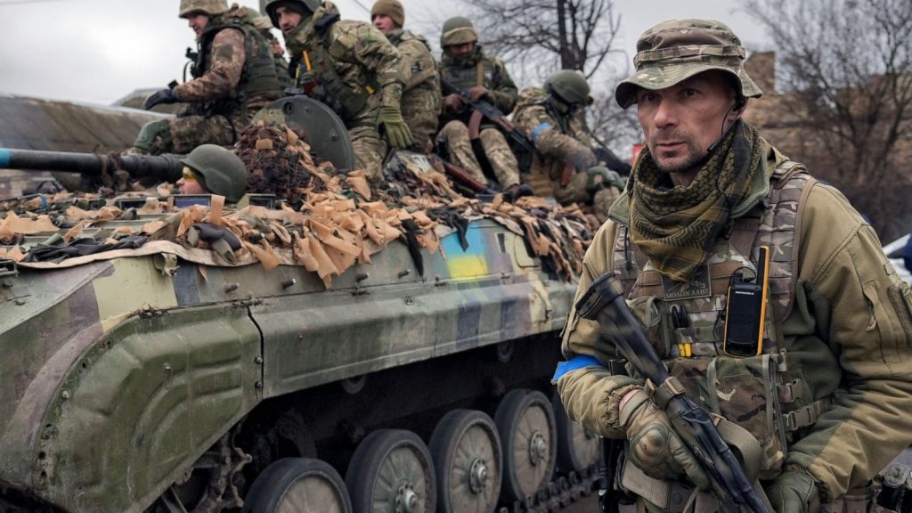 Presidente de Ucrania se compromete a defender Donbás ante invasión rusa