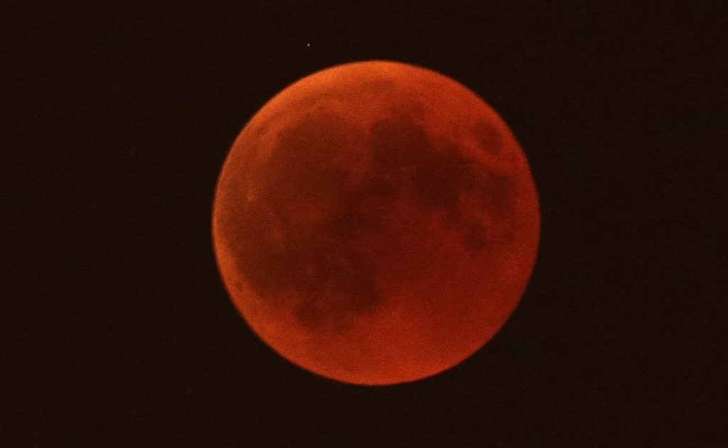 Fenómeno del eclipse lunar enamora al mundo con su extraordinaria vista