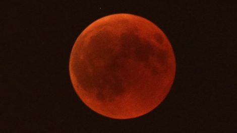 Fenómeno del eclipse lunar enamora al mundo con su extraordinaria vista