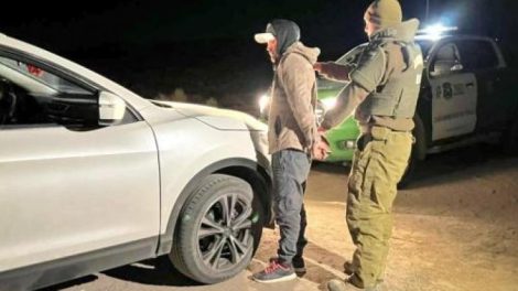 Carabineros de Chile detienen a dos bolivianos que llevaban un auto robado a la frontera