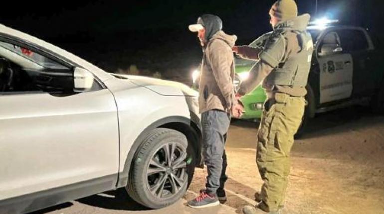 Carabineros de Chile detienen a dos bolivianos que llevaban un auto robado a la frontera
