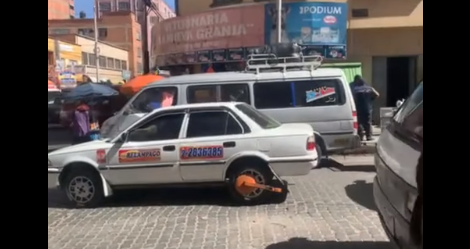 -Comparan con un capítulo de Los Simpson al taxi que avanza con una grapa en El Alto