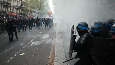 Protestas y gases lacrimógenos en París en el día del trabajador