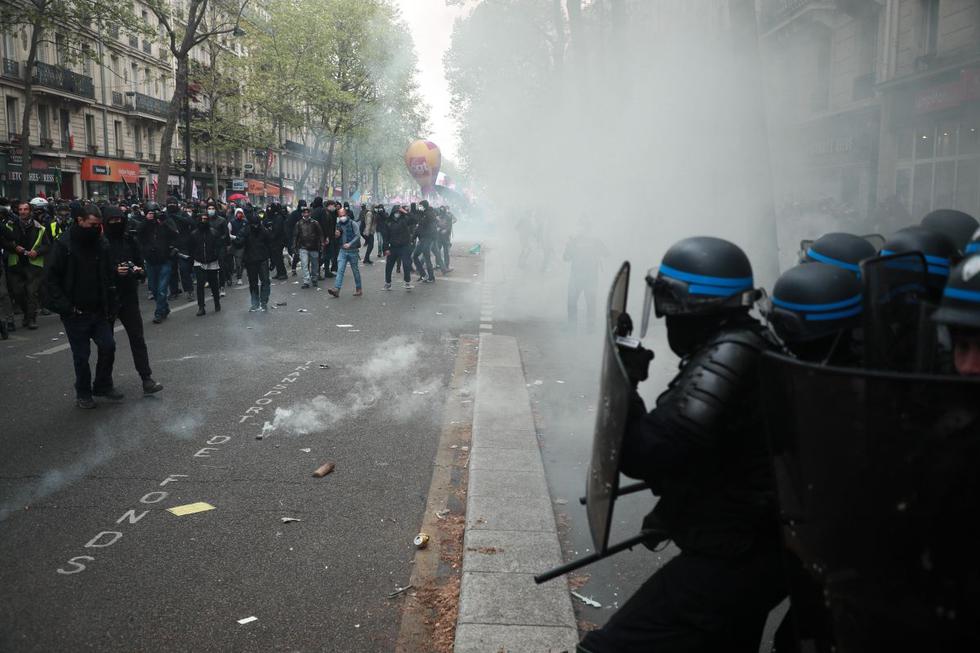 Protestas y gases lacrimógenos en París en el día del trabajador