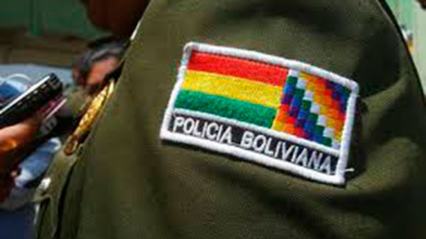 Un miembro de la Policía Boliviana es involucrado por otro caso de una camioneta robada