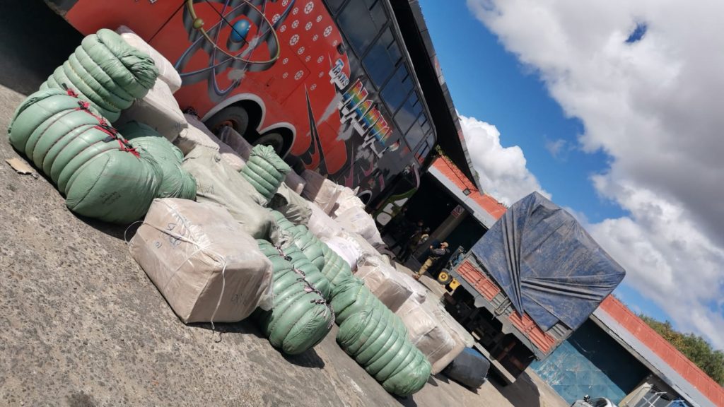 Aduana decomisa 4,5 toneladas de ropa usada por un valor de 67.600 Bs. en Tarija