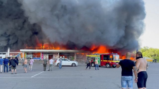 Rusia bombardea un centro comercial en Ucrania con más de mil civiles en su interior