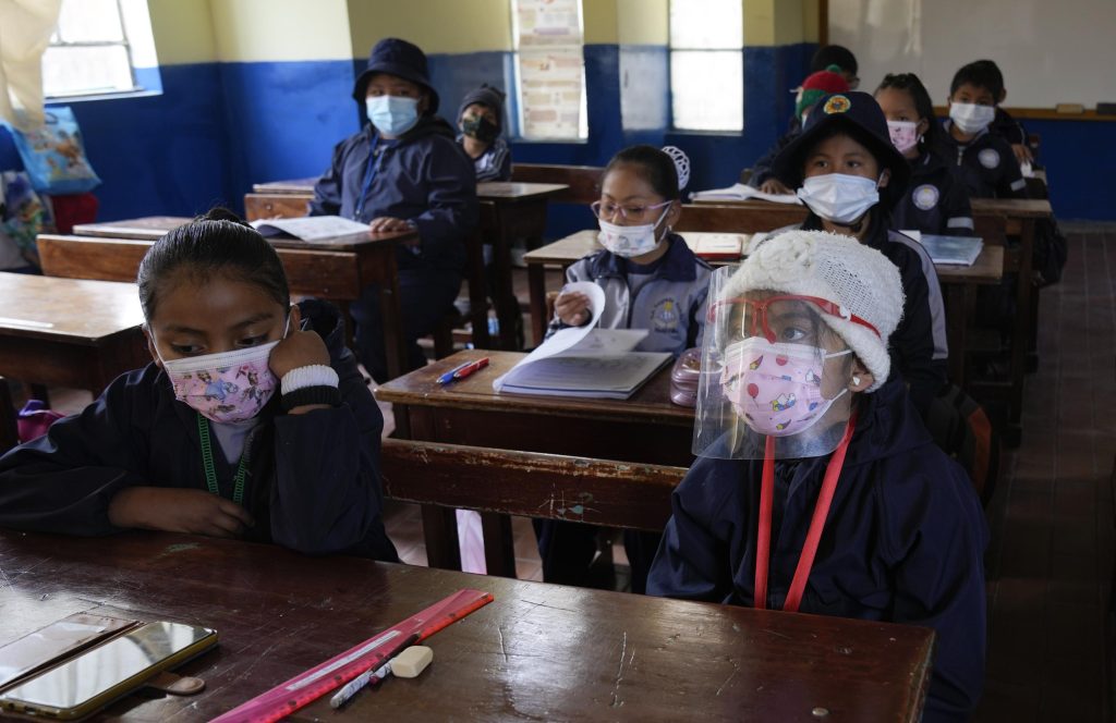 Descartan cerrar colegios ante quinta "ola" de coronavirus