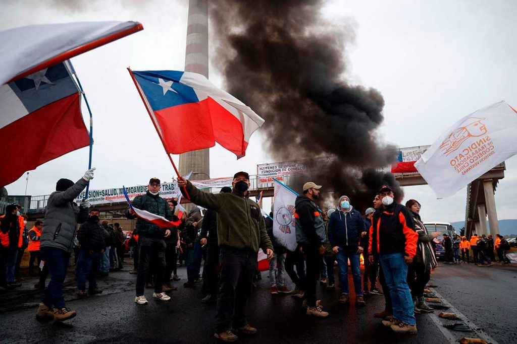 Trabajadores chilenos inician paro nacional indefinido en protesta por el cierre de una fundición