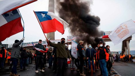 Trabajadores chilenos inician paro nacional indefinido en protesta por el cierre de una fundición