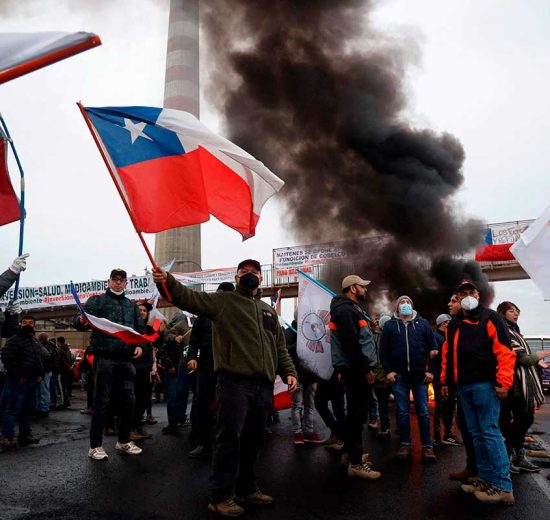 Trabajadores chilenos inician paro nacional indefinido en protesta por el cierre de una fundición