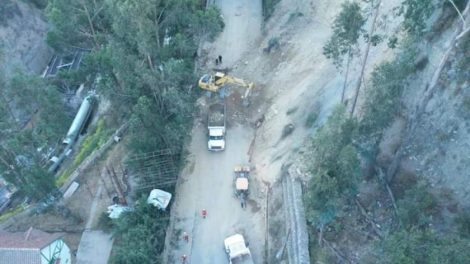 Rescatan seis personas y tres vehículos tras deslizamiento de talud en La Paz