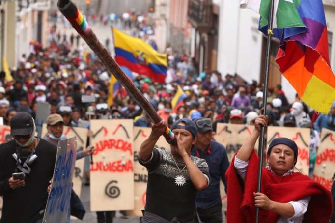 Indígenas y estudiantes marchan en Ecuador en protesta antigobierno