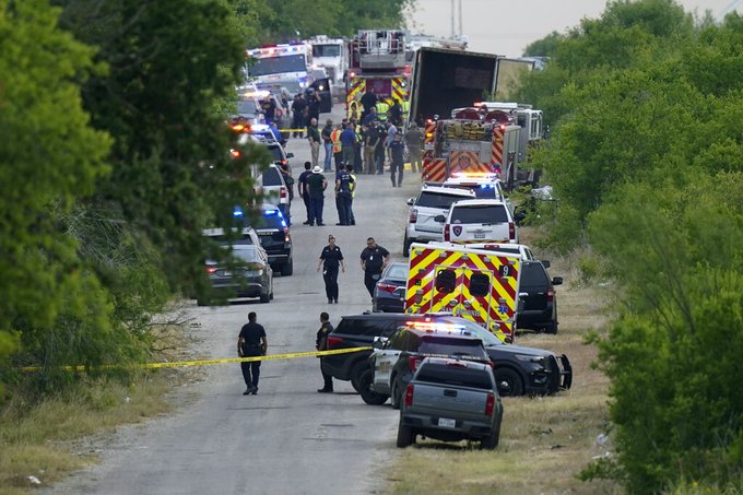 Hallan 46 migrantes muertos en camión