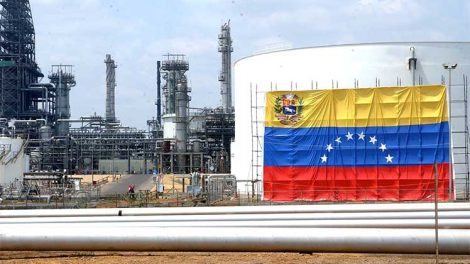 Francia considera comprar petróleo de Irán y Venezuela