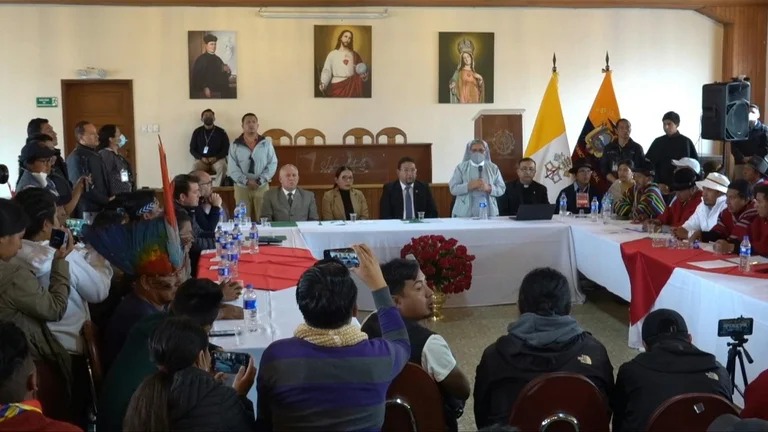 Gobierno e indígenas se reúnen en Ecuador