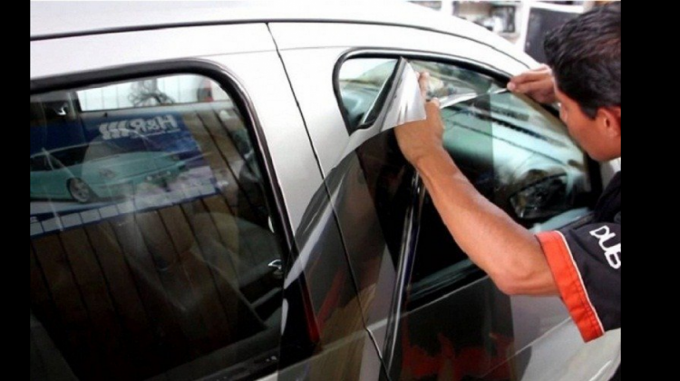 Gobierno anuncia multa de Bs. 200 a partir de septiembre para vehículos con vidrios polarizados
